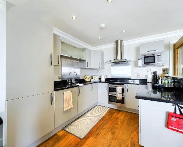 Cosy 3 Bedroom Apartment In Central Portrush With Sea Views Екстериор снимка