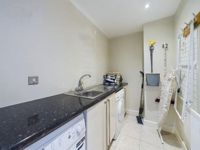 Cosy 3 Bedroom Apartment In Central Portrush With Sea Views Екстериор снимка