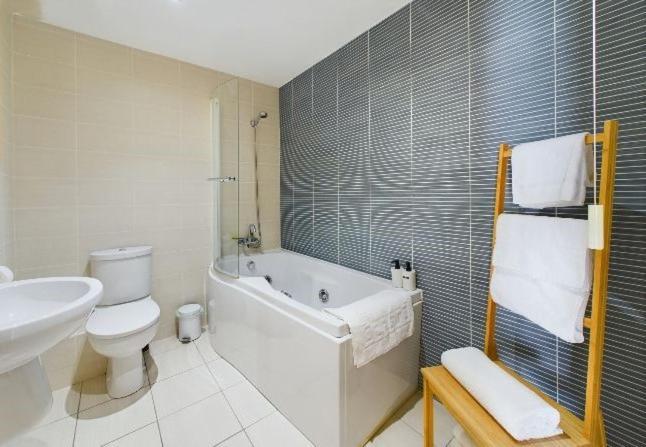 Cosy 3 Bedroom Apartment In Central Portrush With Sea Views Екстериор снимка